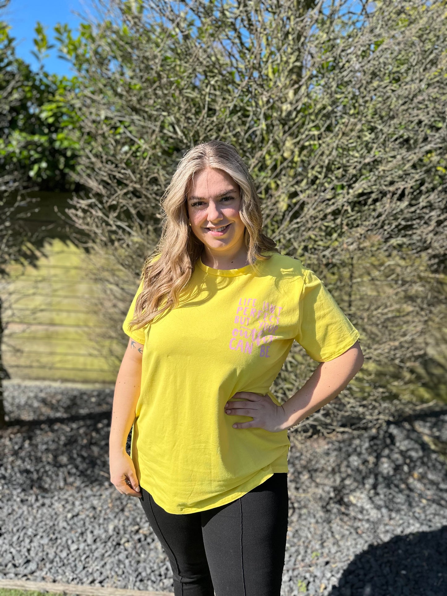 T-SHIRT MET PRINT GEEL