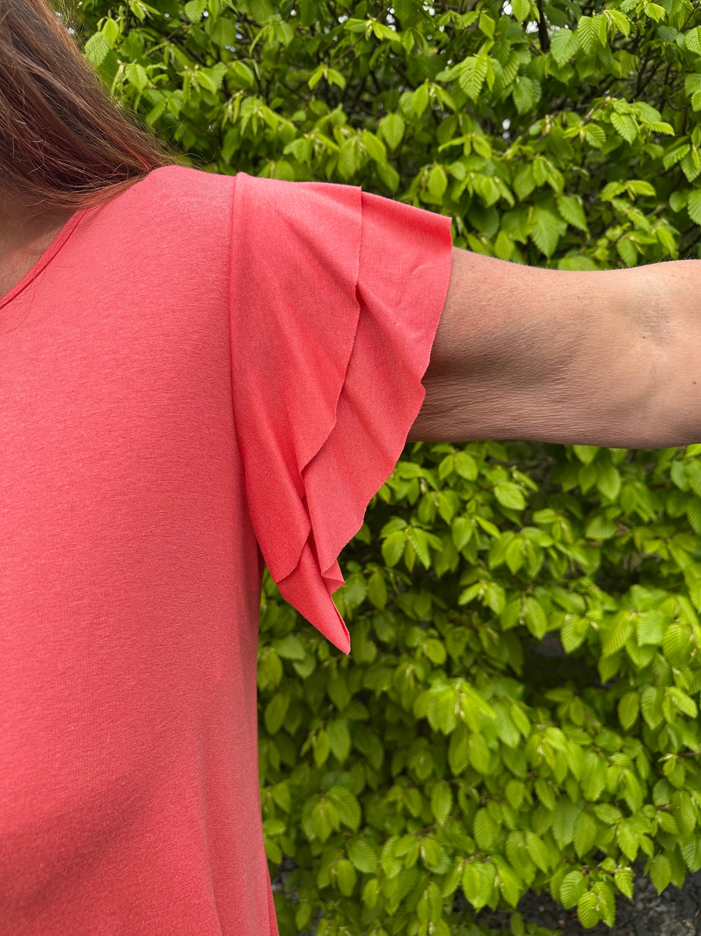 SHIRT MET KORTE RUFFLE MOUW KORAAL