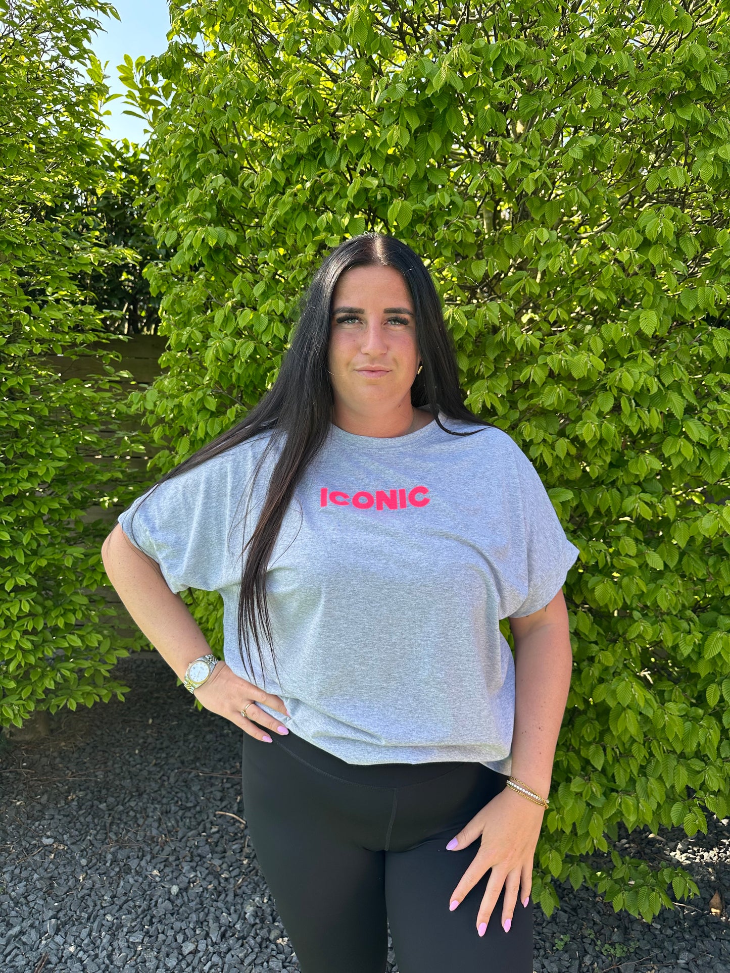 T-SHIRT MET PRINT ICONIC GRIJS