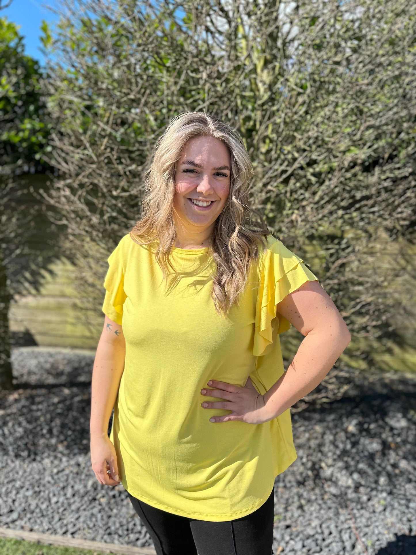 SHIRT MET KORTE RUFFLE MOUW GEEL