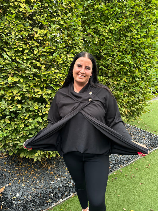 Poncho met mouwen en 2 knopen ZWART