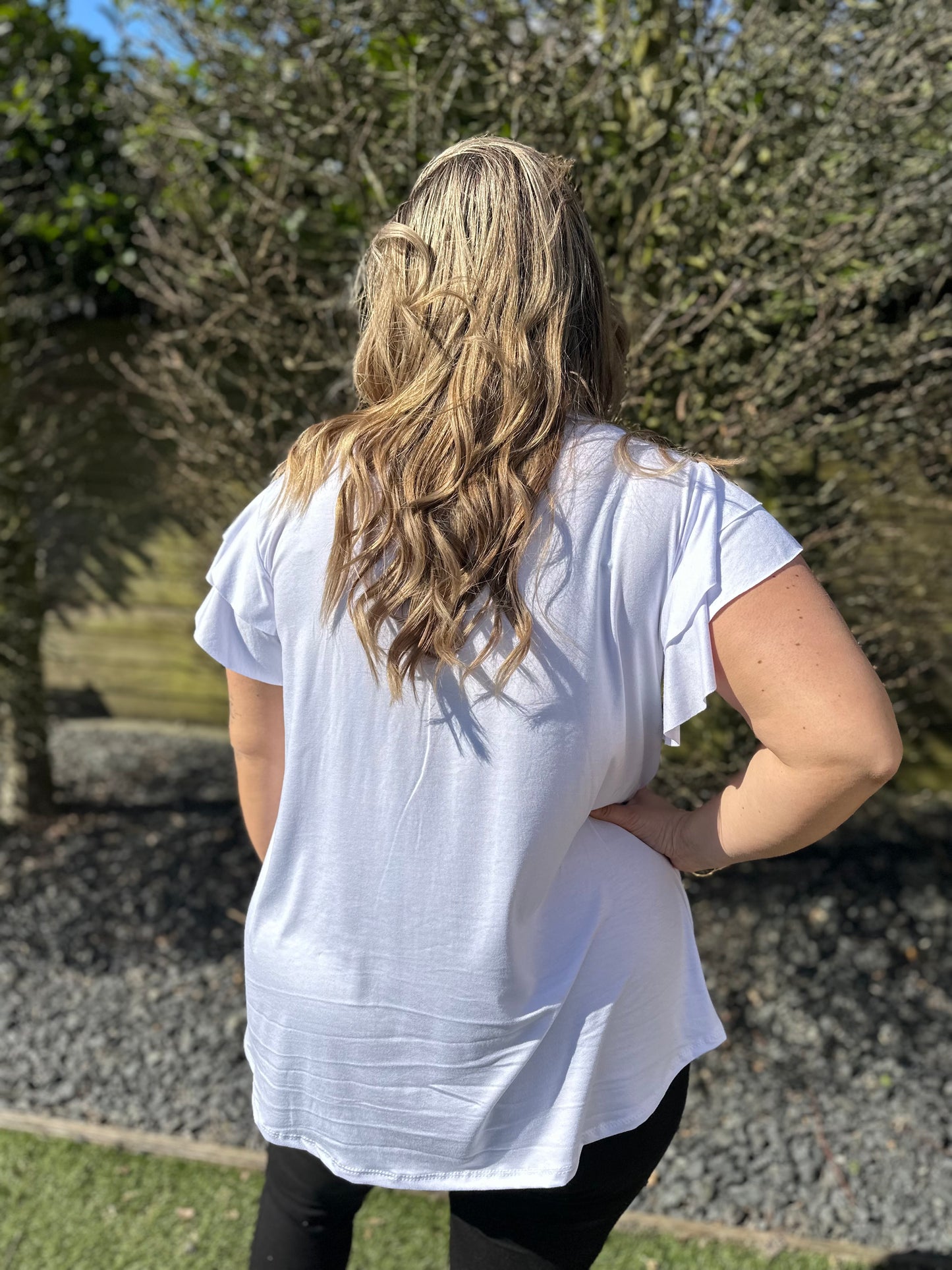 SHIRT MET KORTE RUFFLE MOUW WIT