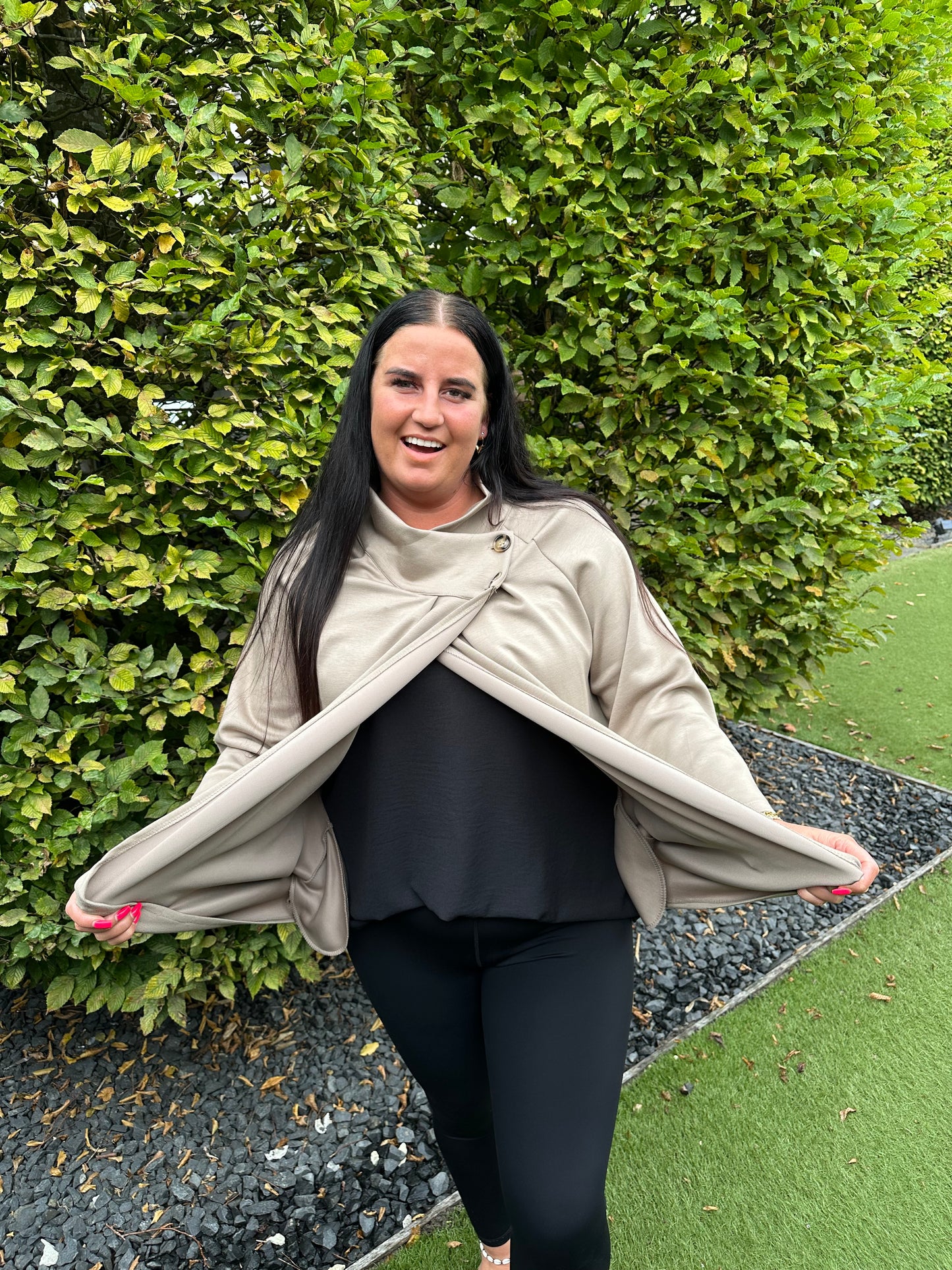 Poncho met mouwen en 2 knopen TAUPE