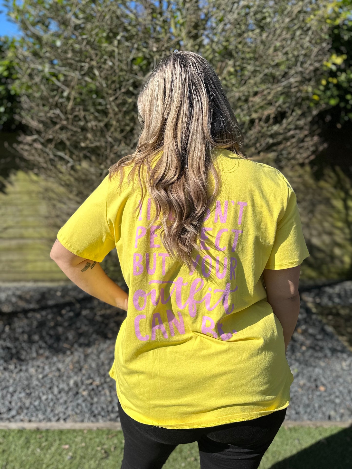 T-SHIRT MET PRINT GEEL