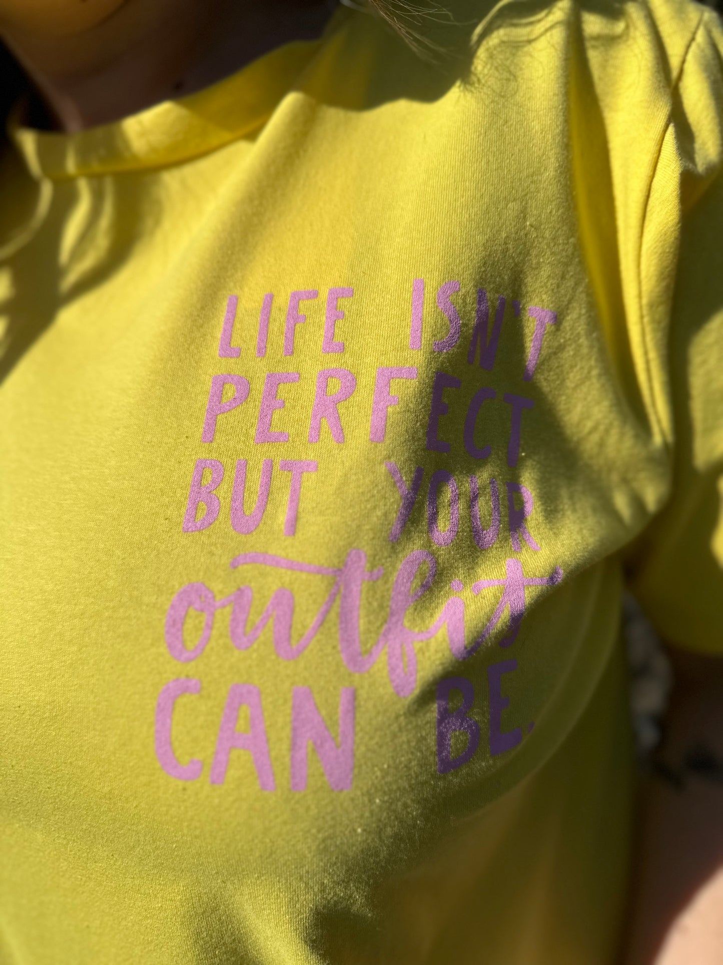 T-SHIRT MET PRINT GEEL