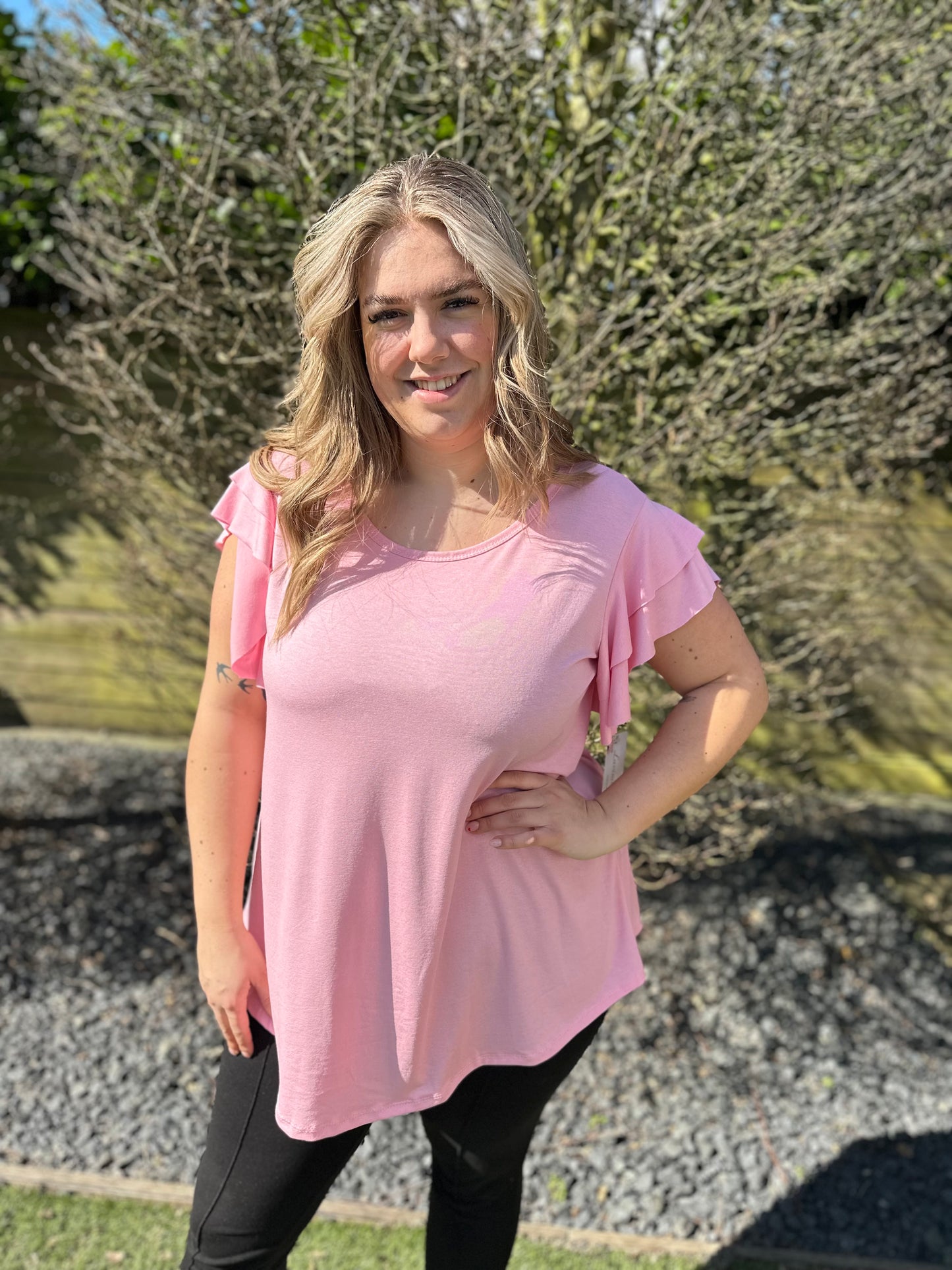 SHIRT MET KORTE RUFFLE MOUW ROZE
