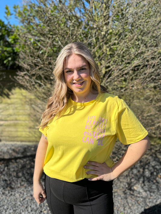 T-SHIRT MET PRINT GEEL