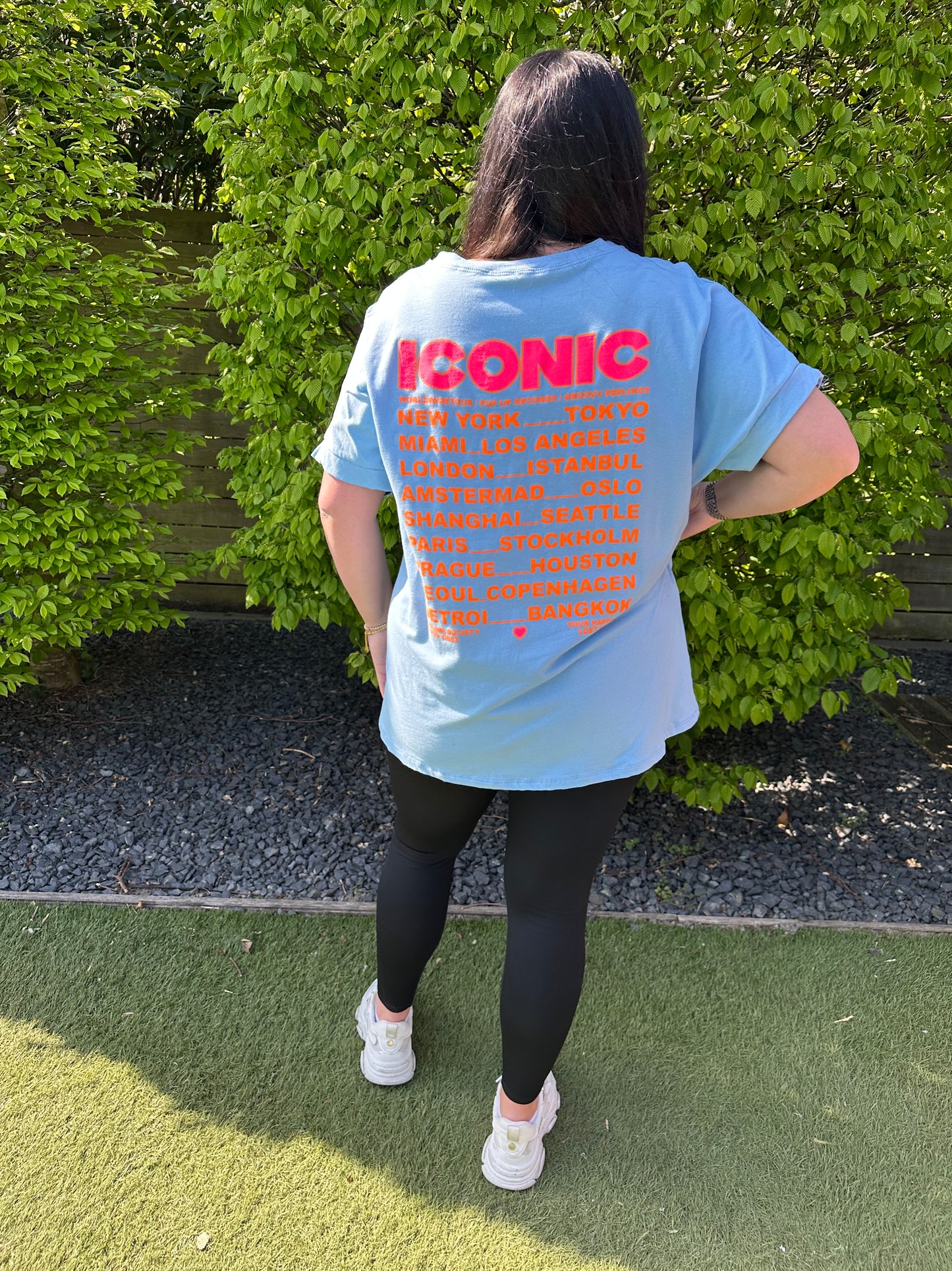 T-SHIRT MET PRINT ICONIC BLAUW