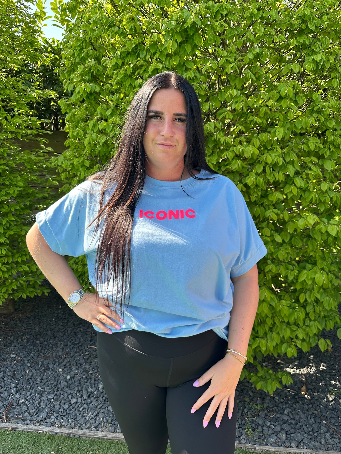 T-SHIRT MET PRINT ICONIC BLAUW