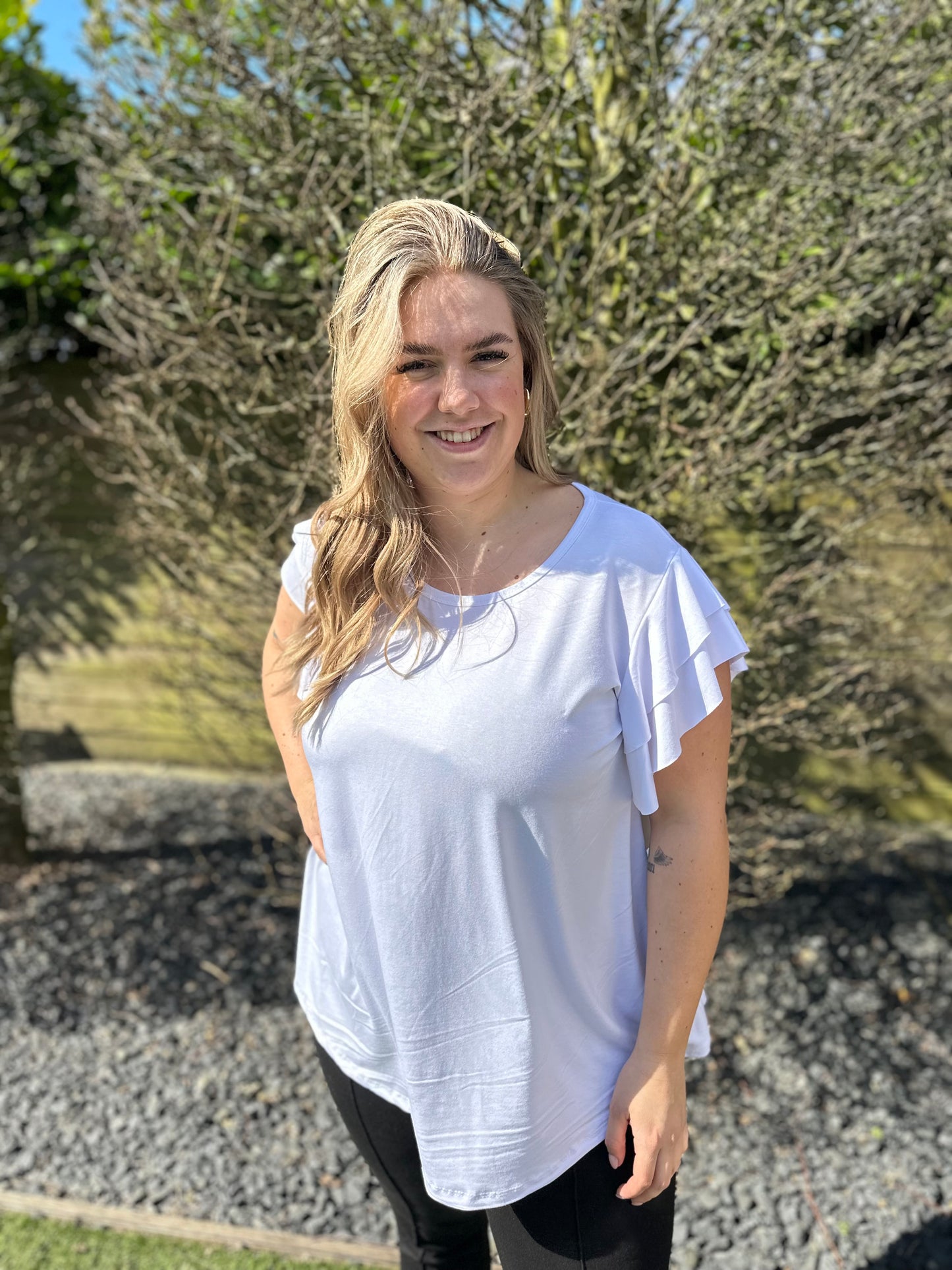 SHIRT MET KORTE RUFFLE MOUW WIT