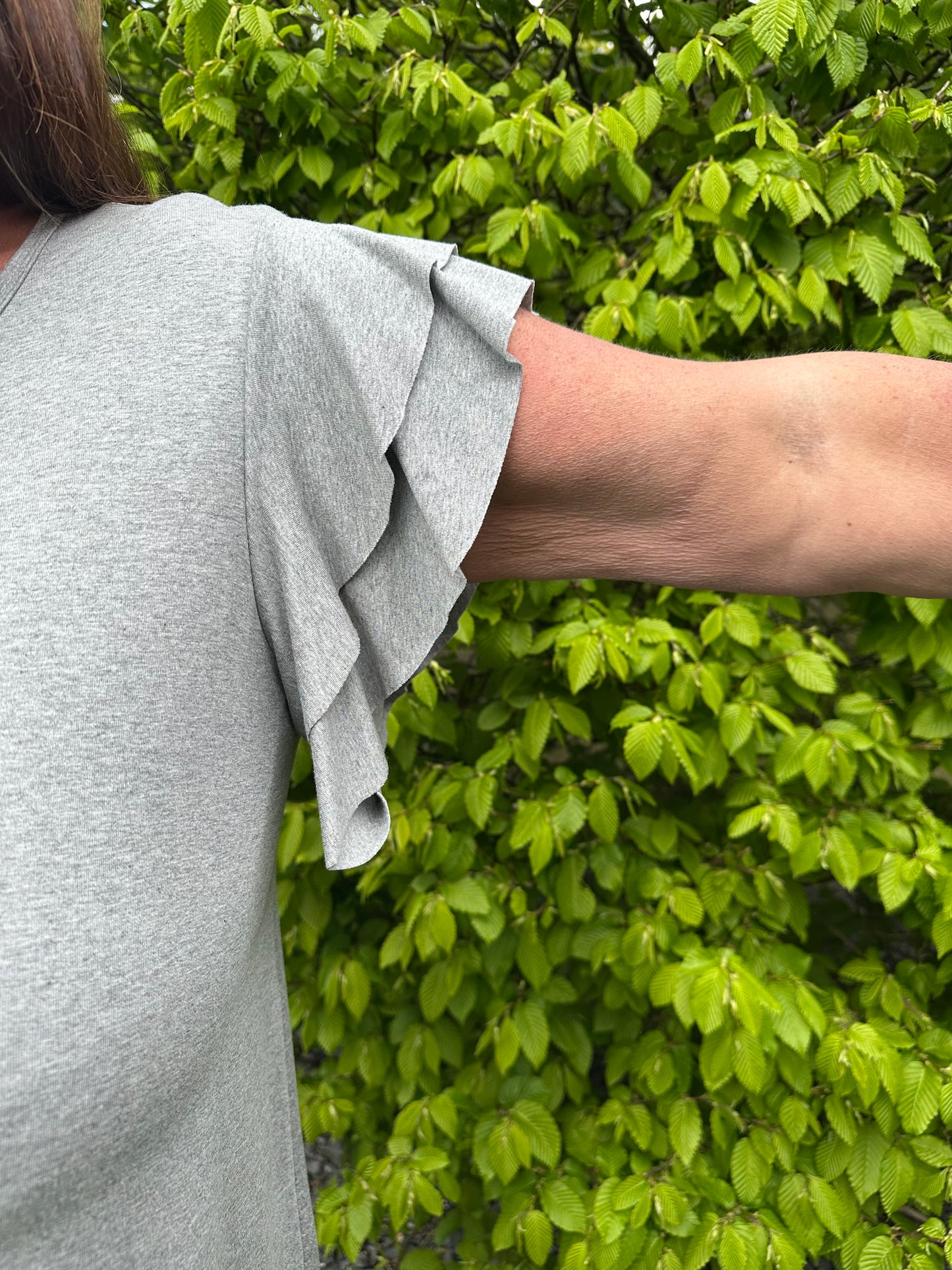 SHIRT MET KORTE RUFFLE MOUW GRIJS