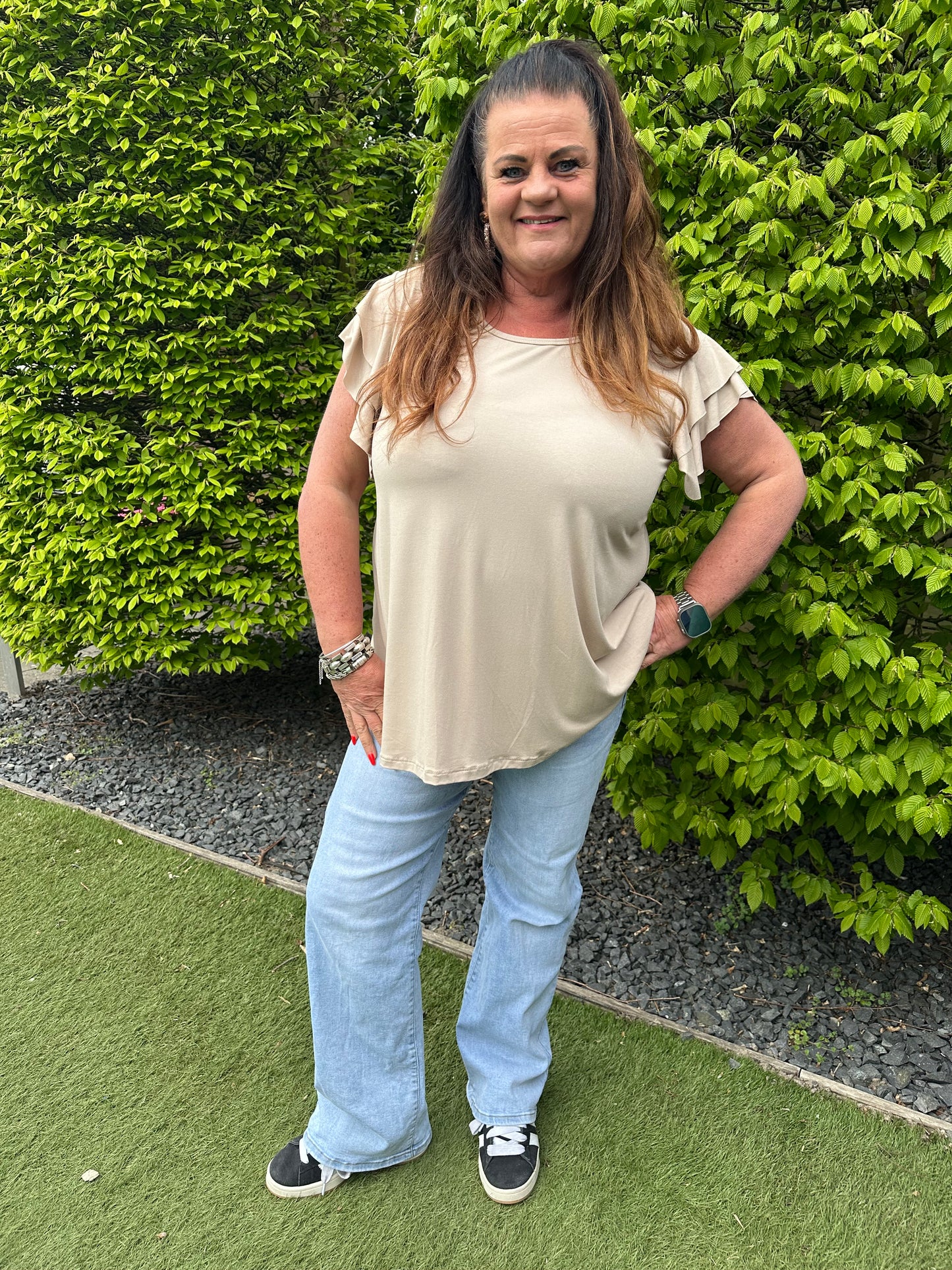 SHIRT MET KORTE RUFFLE MOUW BEIGE