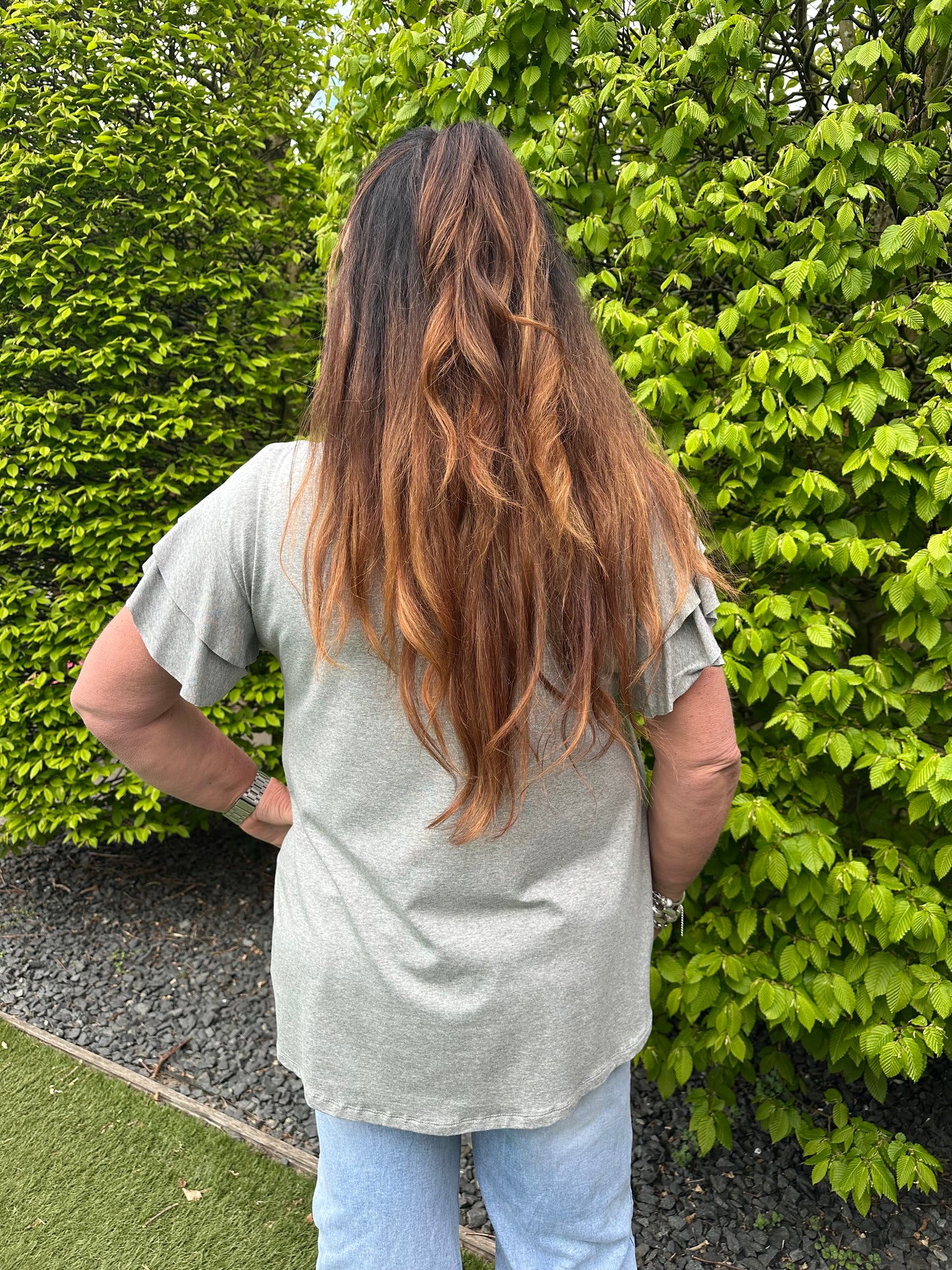 SHIRT MET KORTE RUFFLE MOUW GRIJS