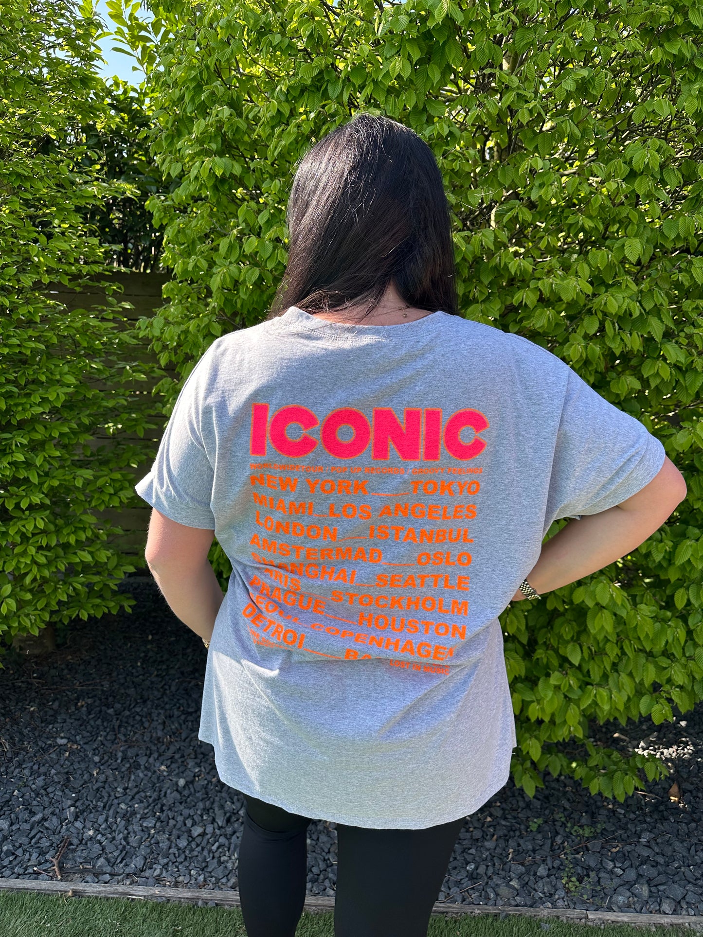T-SHIRT MET PRINT ICONIC BLAUW