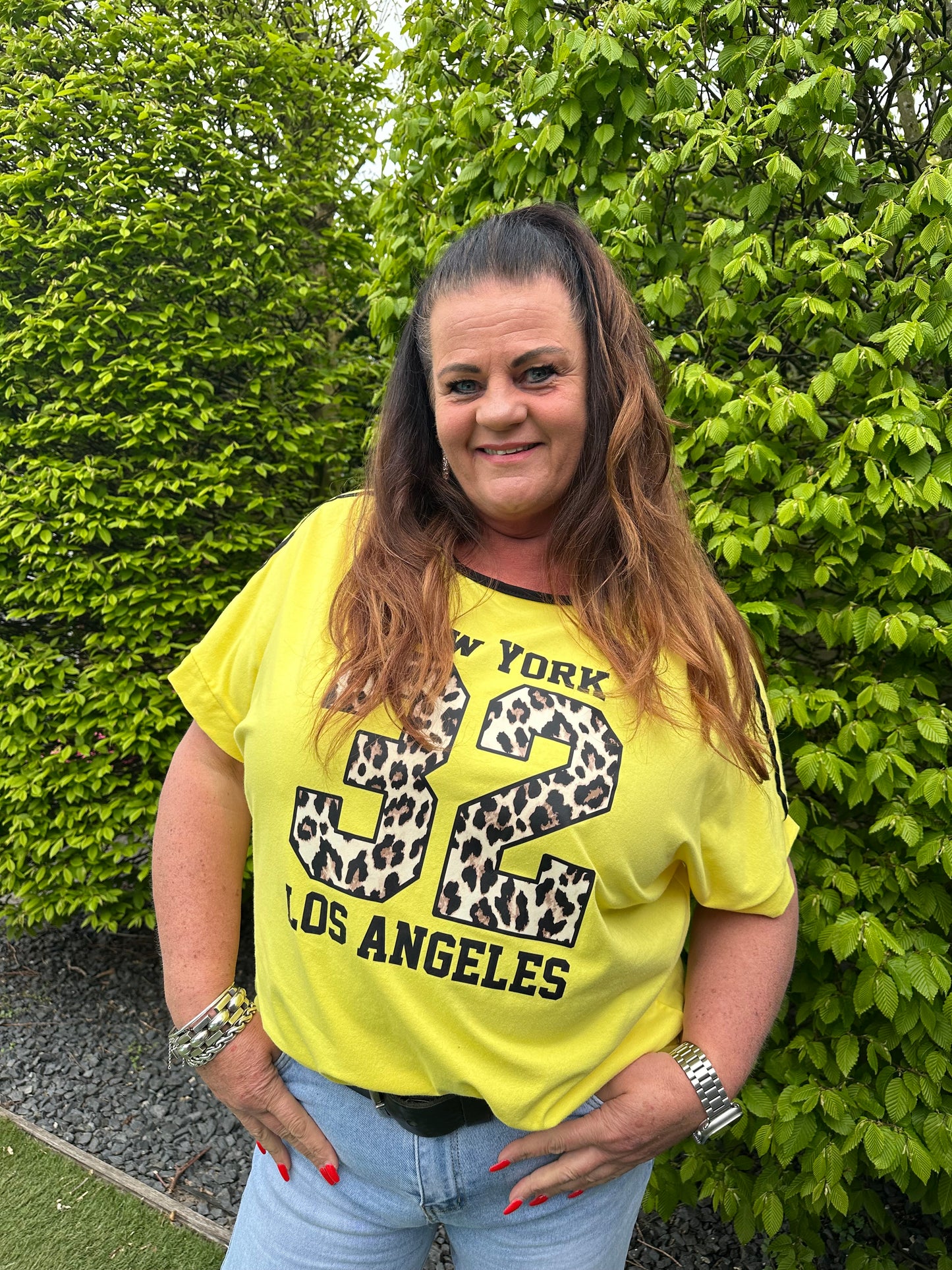 T-SHIRT MET PRINT NY GEEL