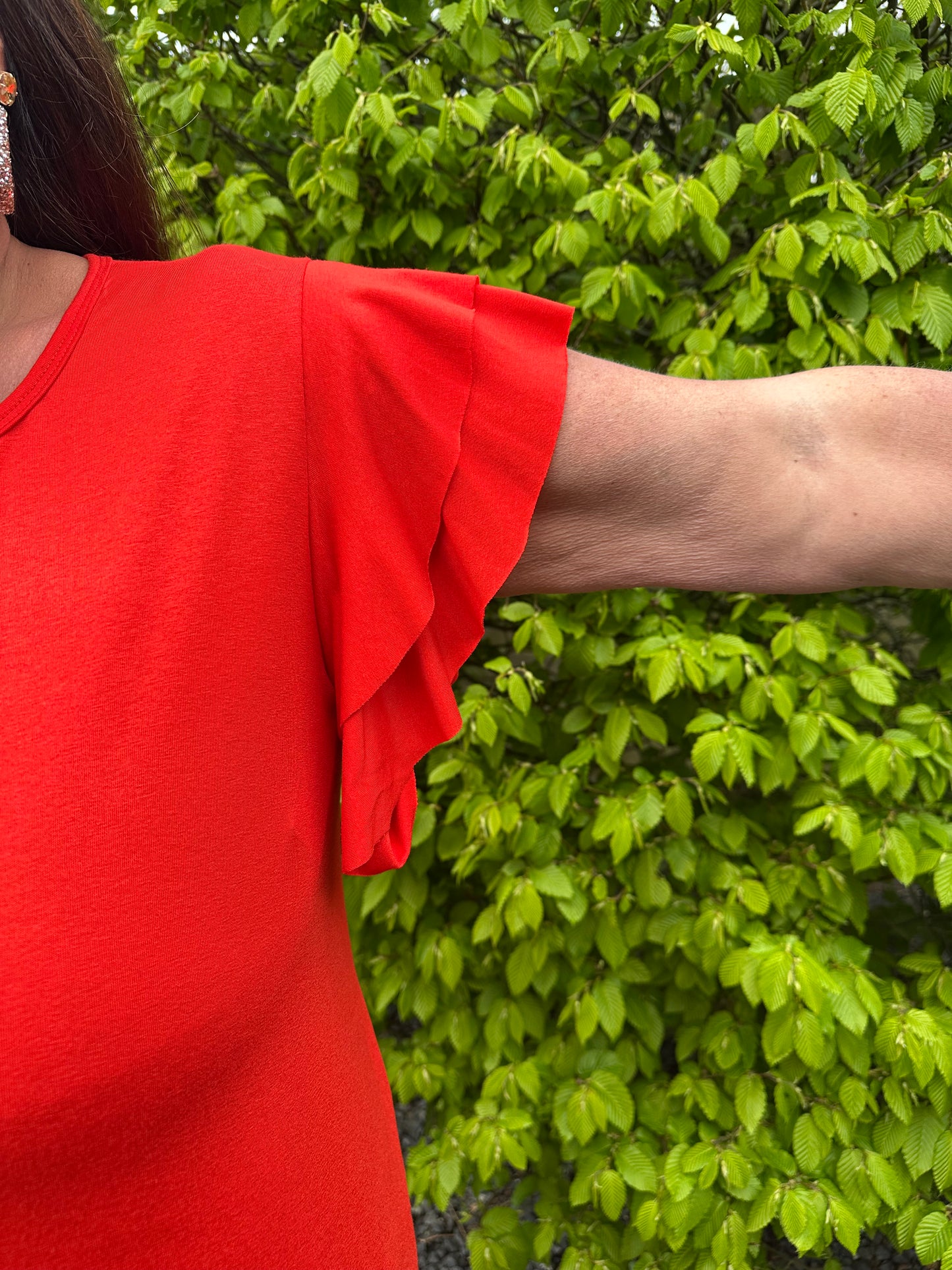 SHIRT MET KORTE RUFFLE MOUW ROOD