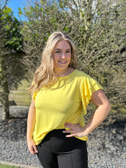 SHIRT MET KORTE RUFFLE MOUW GEEL