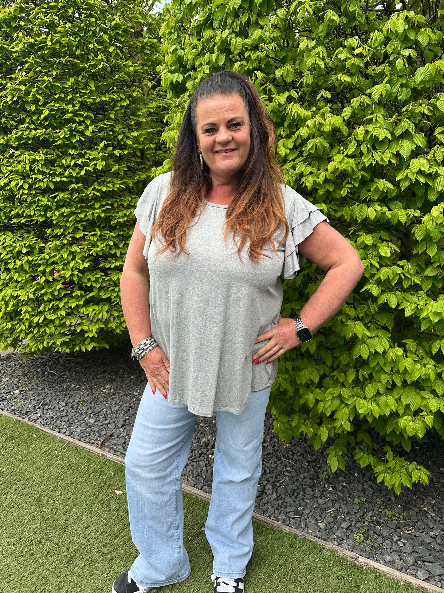 SHIRT MET KORTE RUFFLE MOUW GRIJS