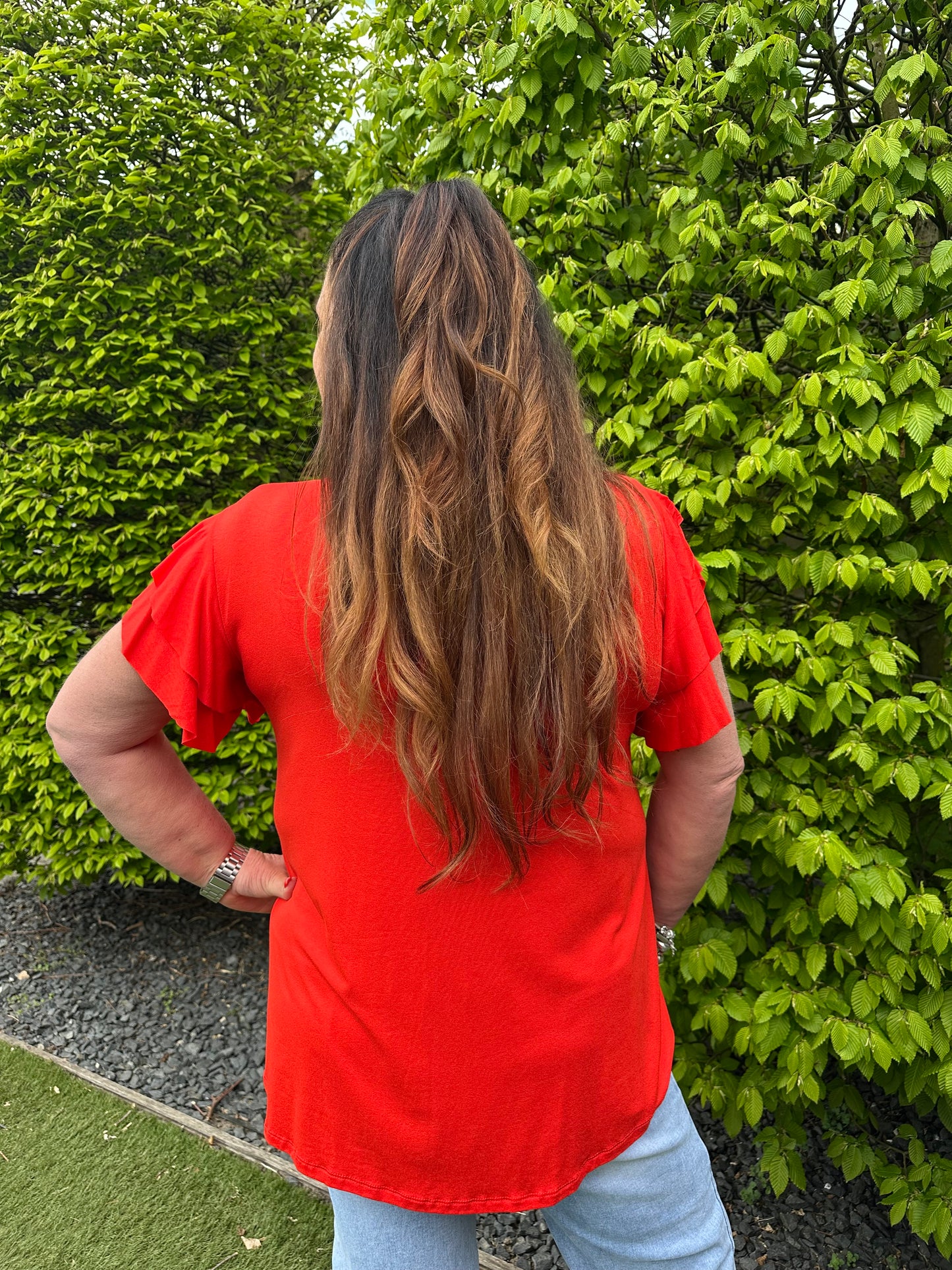 SHIRT MET KORTE RUFFLE MOUW ROOD