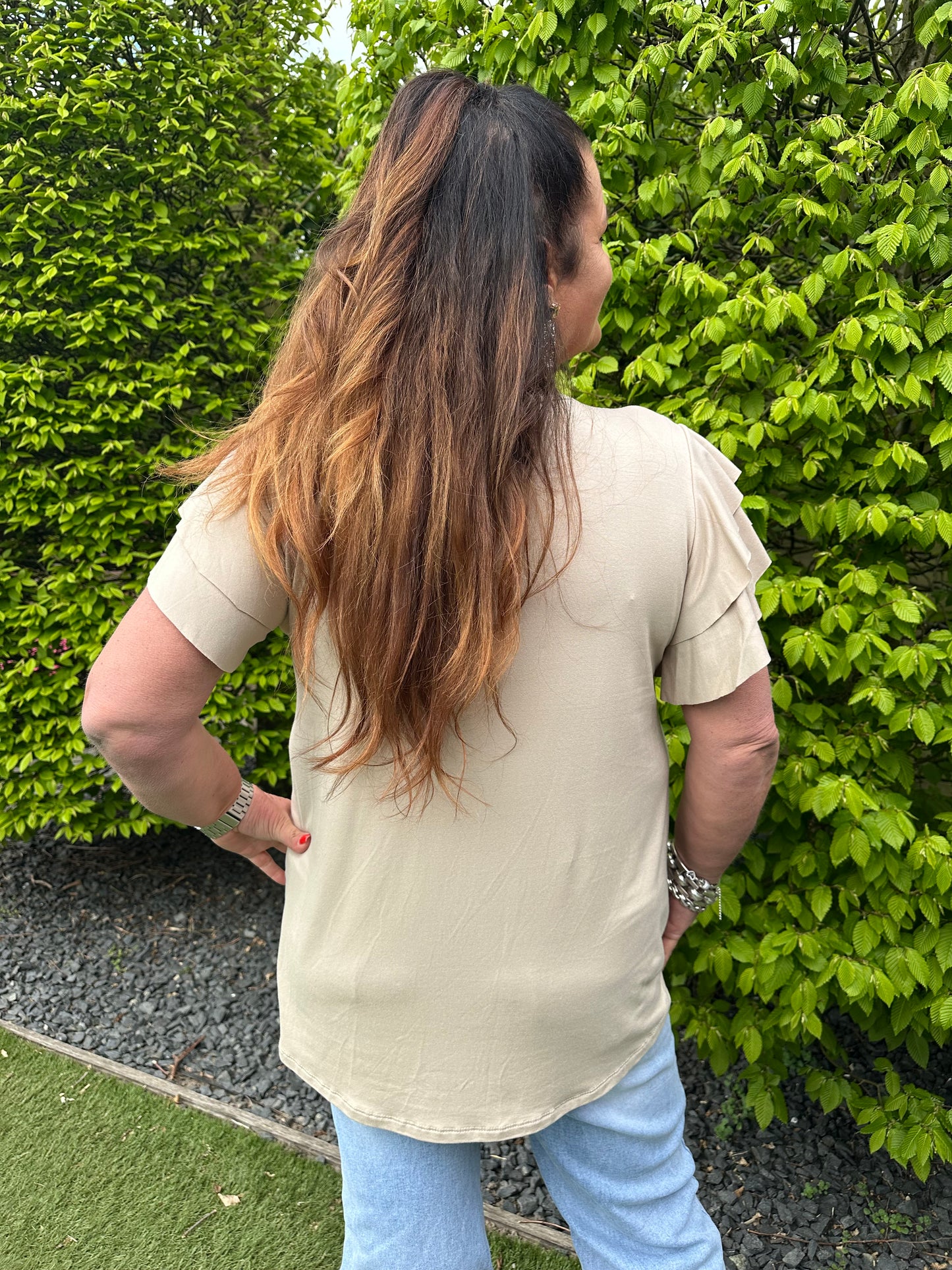 SHIRT MET KORTE RUFFLE MOUW BEIGE