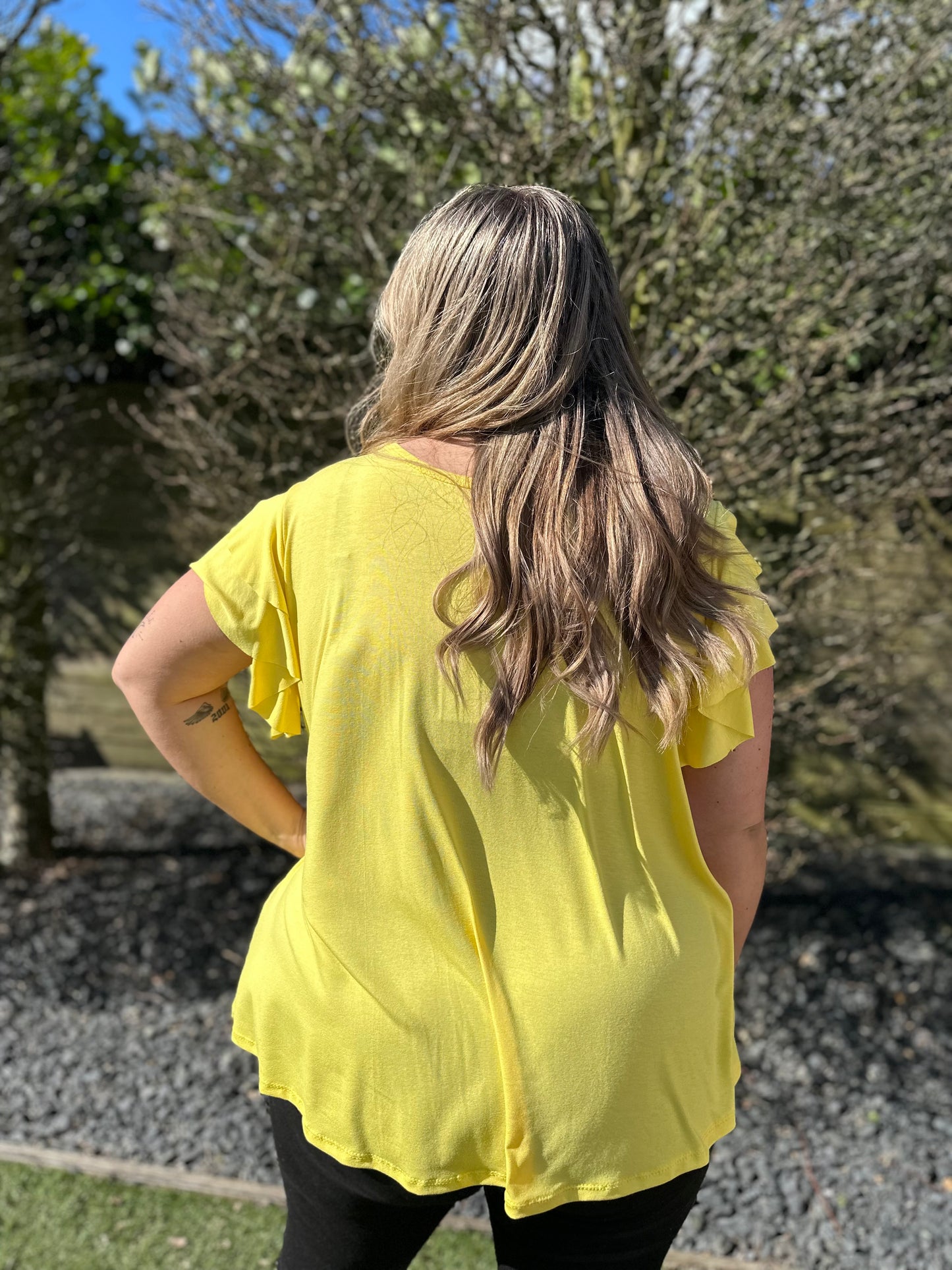 SHIRT MET KORTE RUFFLE MOUW GEEL