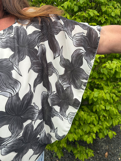 VLEERMUIS KORTE MOUW PRINT BLOEM ZWART