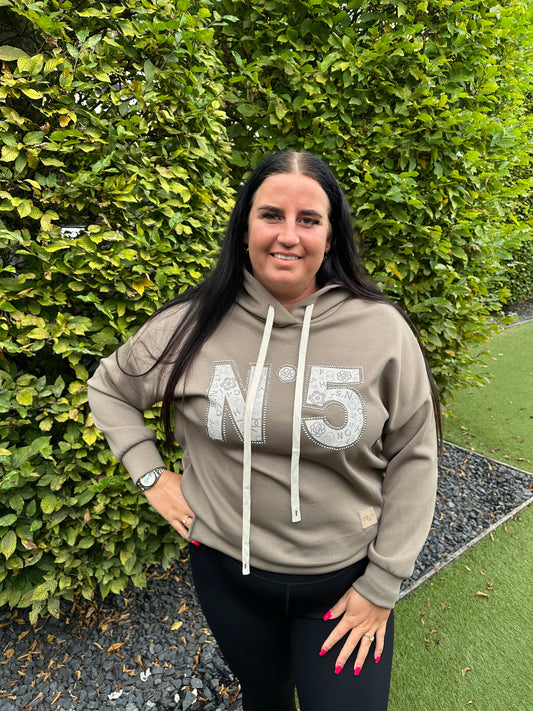 Hoodie met No 5 glitter TAUPE