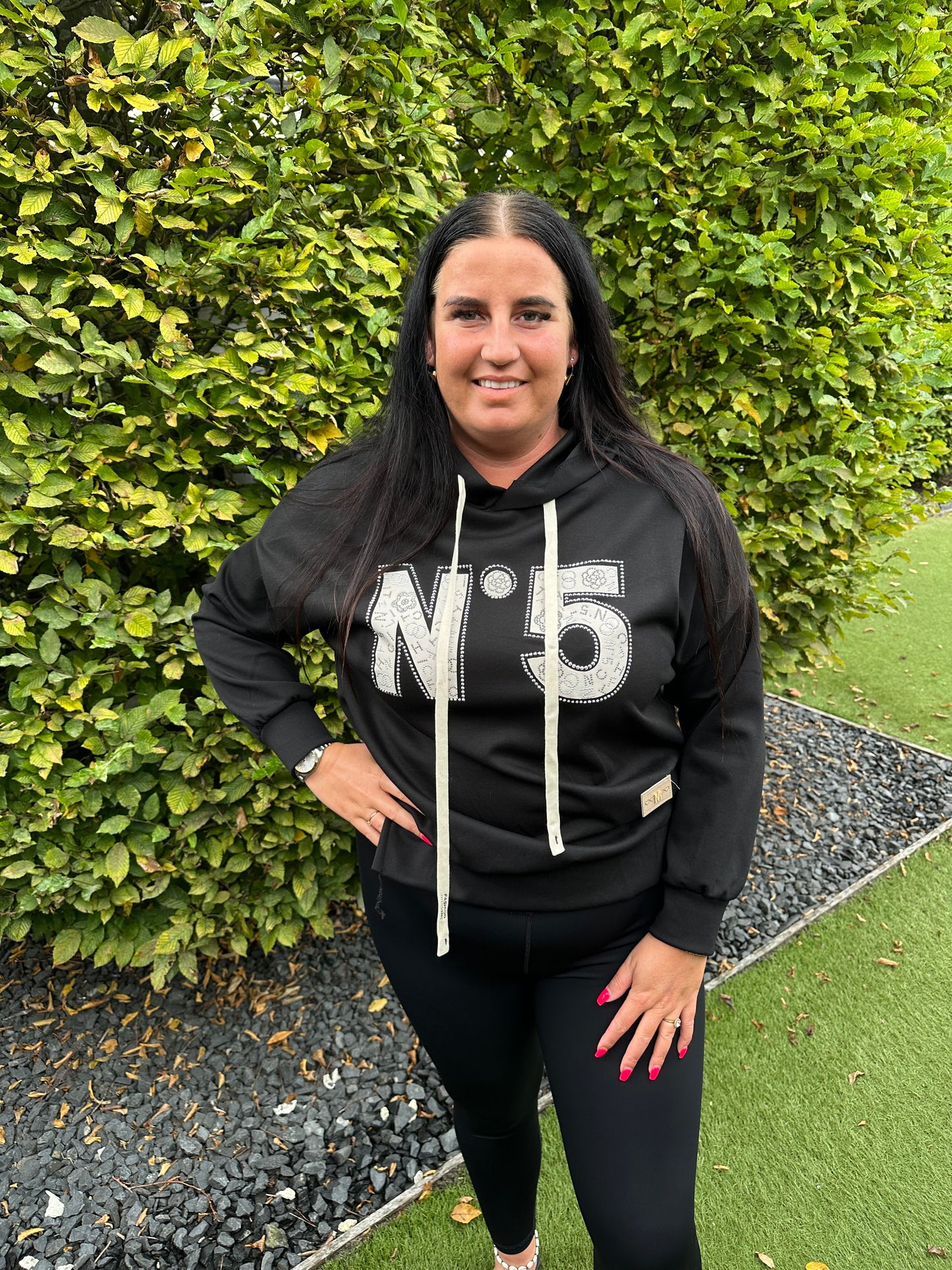 Hoodie met No 5 glitter ZWART