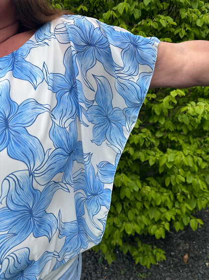 VLEERMUIS KORTE MOUW PRINT BLOEM LICHT BLAUW