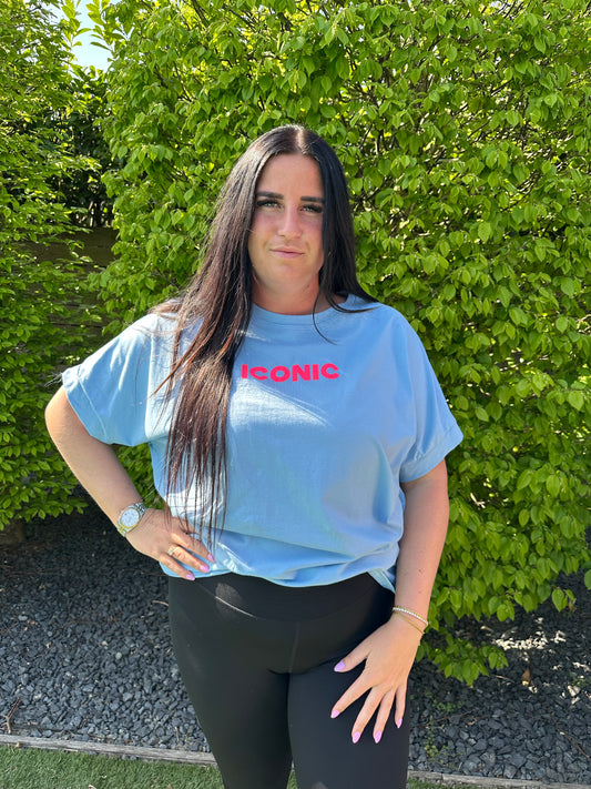 T-SHIRT MET PRINT ICONIC BLAUW