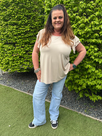SHIRT MET KORTE RUFFLE MOUW BEIGE