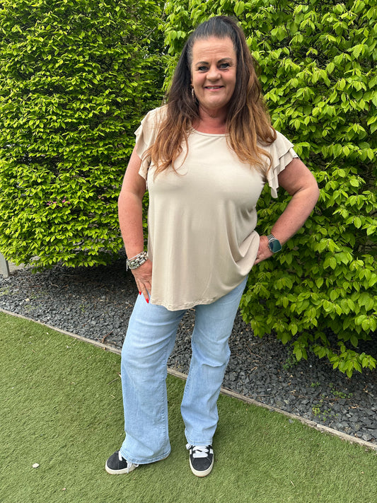SHIRT MET KORTE RUFFLE MOUW BEIGE