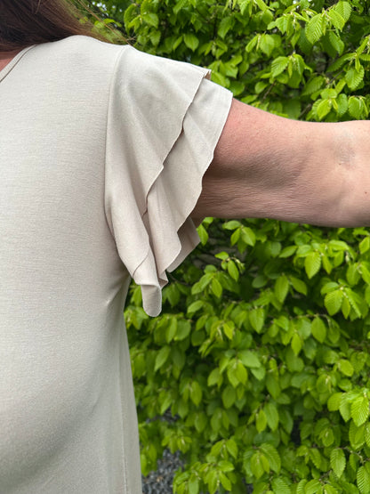 SHIRT MET KORTE RUFFLE MOUW BEIGE