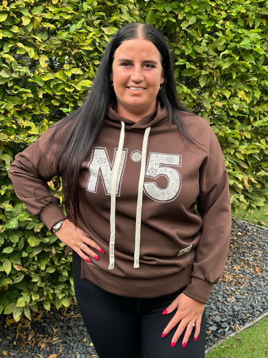 Hoodie met No 5 glitter BRUIN