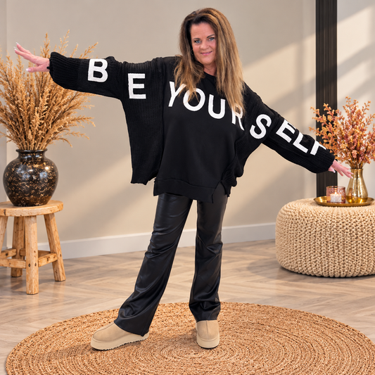 Trui ‘BE YOURSELF’ ZWART